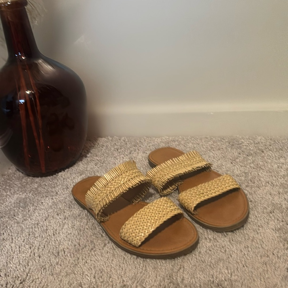 Universal thread womens sandals size 6